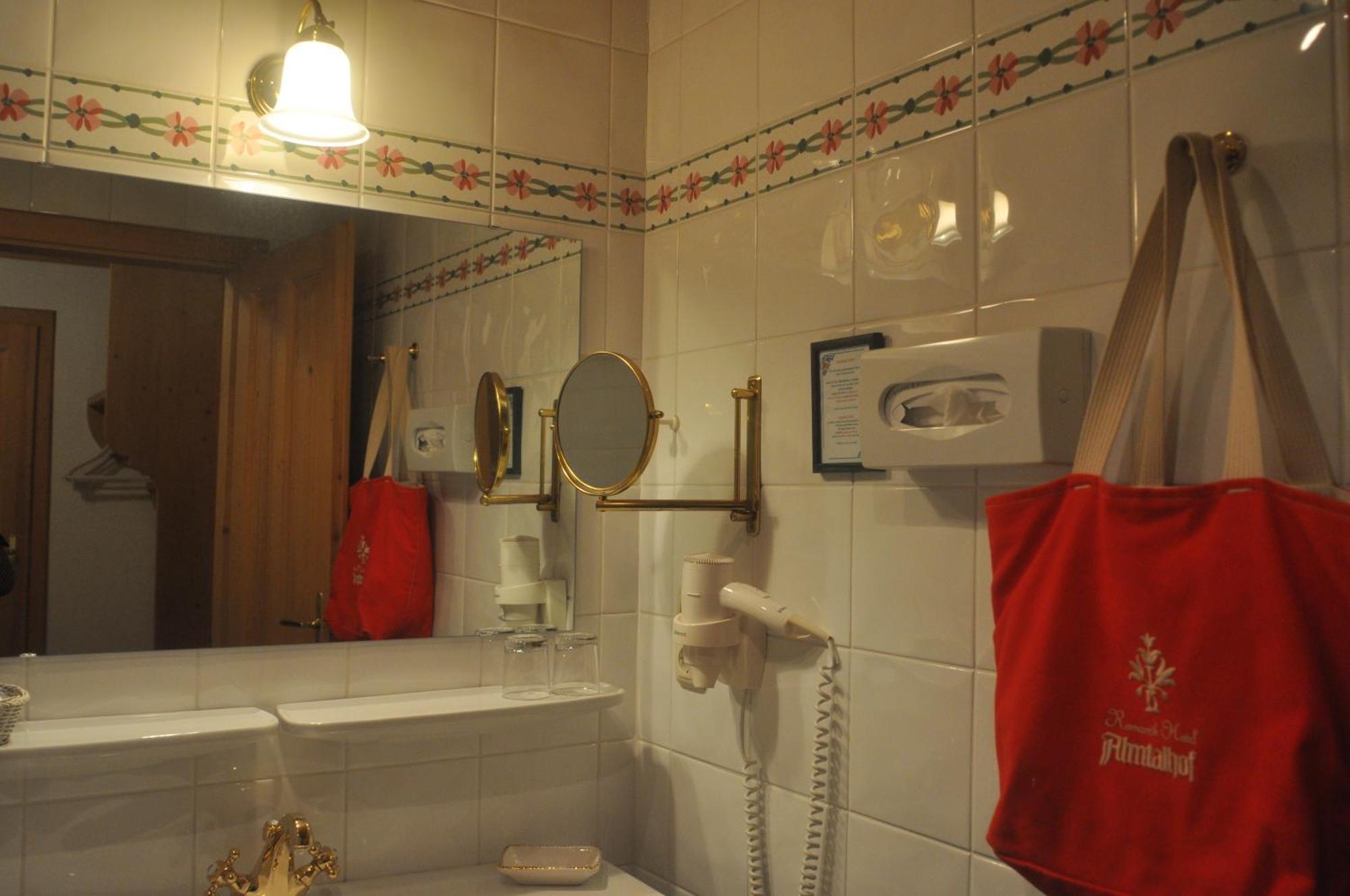 Romantikhotel Almtalhof Grünau im Almtal Zimmer foto